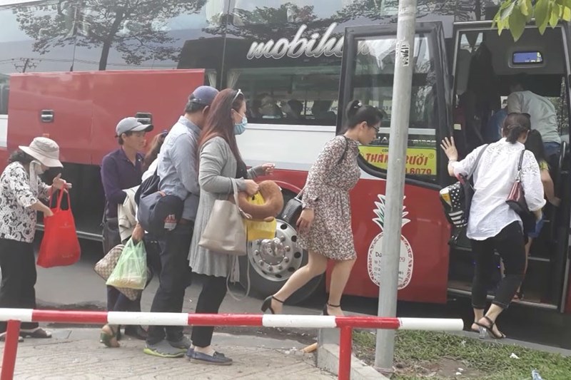 Xe hợp đồng “trá hình” chạy tuyến cố định: “Nuốt trọn” cả nghìn tỉ đồng tiền thuế