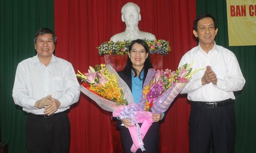 Phó Chủ tịch Thường trực Tổng LĐLĐVN Trần Thanh Hải (bên trái) tặng hoa chúc mừng tân Chủ tịch LĐLĐ tỉnh Đồng Nai Nguyễn Thị Như Ý. Ảnh: PV