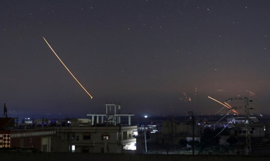 Tấn công tên lửa ở Daraa, Syria ngày 10.5. Ảnh: Reuters