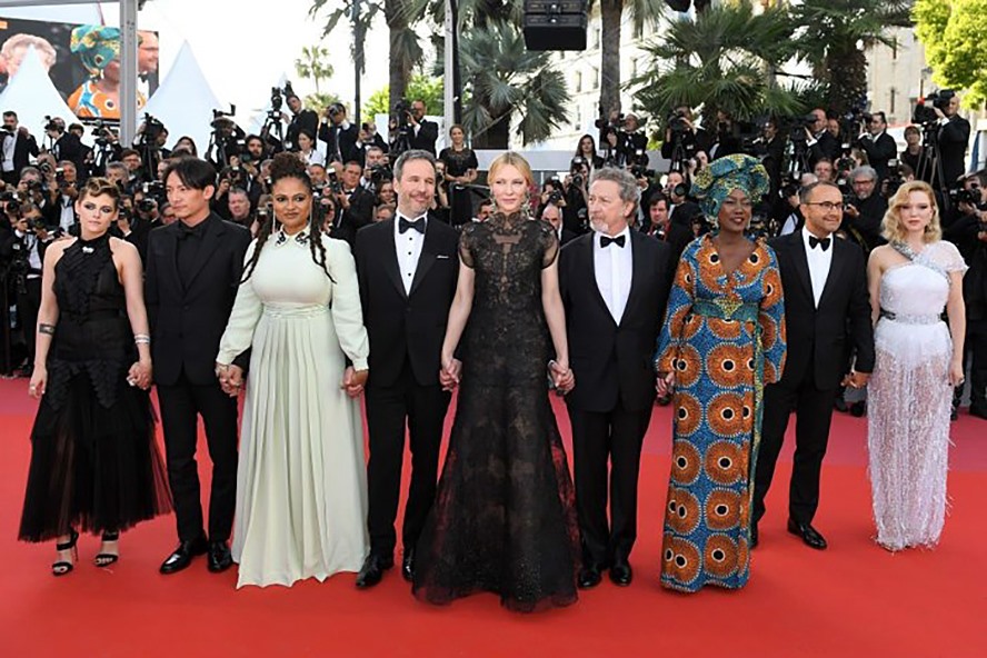 Cate Blanchett mặc bộ váy cũ (đứng giữa hai nam giam khảo mặc vest) chụp ảnh cùng hội đồng giám khảo Cannes 2018.