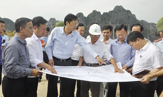Bí thư tỉnh ủy Quảng Ninh Nguyễn Văn Đọc (giữa) kiểm tra việc quản lý, sử dụng đất tại một dự án xây dựng khu đô thị tại huyện Vân Đồn. Ảnh: Hồng Nhung
