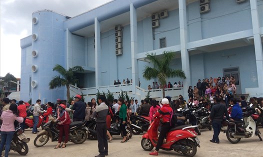Các giáo viên bị chấm dứt hợp đồng có quyền khởi kiện người sử dụng lao động là huyện Krông Pắk, để đòi quyền lợi.