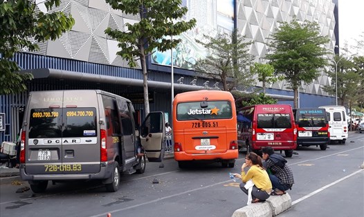 Bãi đỗ xe sân bay Tân Sơn Nhất trở thành “bến cóc” của các nhà xe. Ảnh cắt từ clip