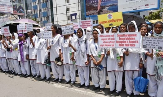 Các nữ sinh tổ chức một cuộc biểu tình phản đối vào ngày 8.5, sau hai vụ tấn công cưỡng hiếp và đốt cháy đầu tiên.