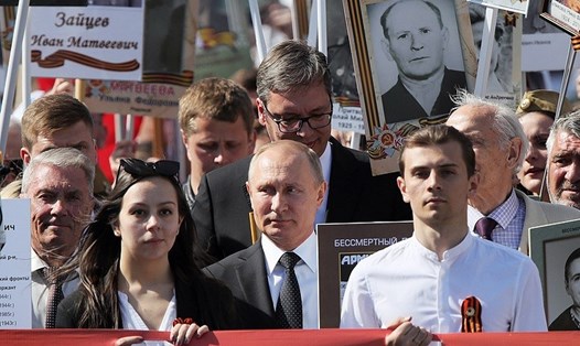 Tổng thống Vladimir Putin tham gia diễu hành "Trung đoàn bất tử" trong Ngày Chiến thắng. Ảnh: Tass. 
