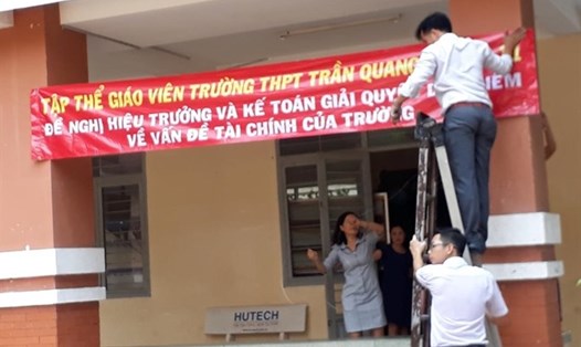 Giáo viên Trường THPT Trần Quang Khải treo băng rôn ở trường, yêu cầu hiệu trưởng và kế toàn công khai, minh bạch các khoản thu chi. Ảnh: FB