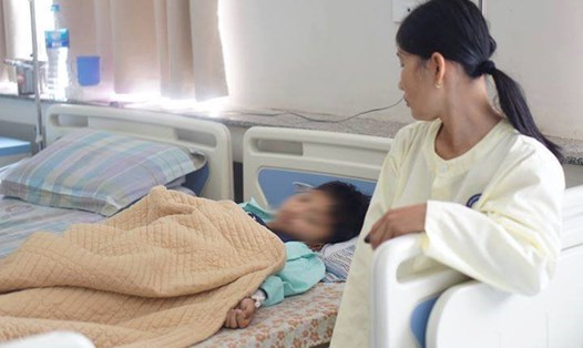 Bệnh nhi N.T.Đ 9 tuổi đang điều trị tại BV Nội tiết TƯ (Ảnh: PV)
