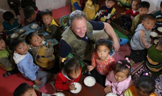 Ông David Beasley tới thăm các chương trình do WFP tài trợ ở vùng nông thôn Triều Tiên. Ảnh: WFP