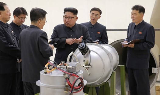 Nhà lãnh đạo Kim Jong-un chỉ đạo các chuyên gia hạt nhân Triều Tiên ngày 3.9.2017. Ảnh: KCNA