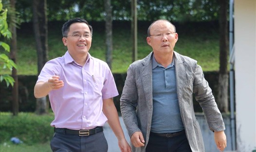 Trưởng đoàn CLB HAGL Nguyễn Tấn Anh (trái) đã lên tiếng xin lỗi về việc để khán giả tiếp cận HLV Chu Đình Nghiêm của CLB Hà Nội. Ảnh: Đ.T