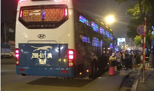 Xe Interbusline, BKS: 29B-61184 đón khách lẻ cạnh trường THPT Hoàn Kiếm, cách văn phòng 110A Trần Nhật Duật khoảng 100m, ngay cạnh biển cấm dừng đỗ (ảnh cắt từ Clip).