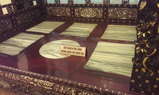 Chiếc giường này của Công tử Bạc Liêu được giới thiệu là gỗ sưa có giá 7 tỷ đồng. Ảnh: Trần Tuấn