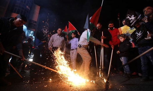 Người Palestine biểu tình ở thành phố Hebron, Bờ Tây hôm 13.5. Ảnh: EPA