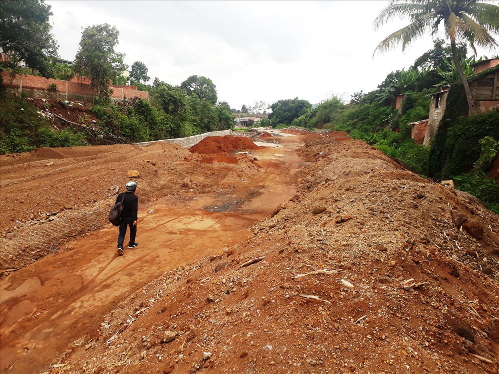 Ông Nguyễn Tấn Thành bị yêu cầu đào khối lượng đất đã lấp suối Yên Đỗ (TP.Pleiku, Gia Lai). Ảnh Đình Văn.