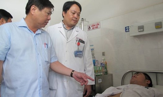 Chủ tịch UBND TP.HCM - Nguyễn Thành Phong thăm hỏi các hiệp sĩ bị thương tại bệnh viện (ảnh:C.Ng).