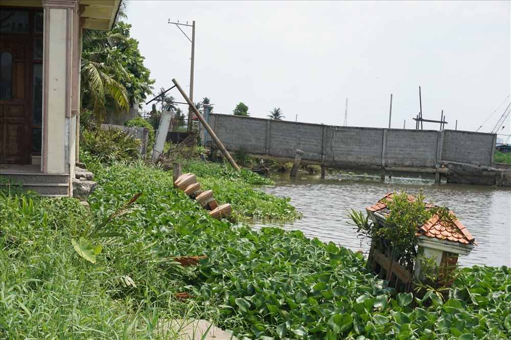 Một phần ngôi nhà tại đường số 7 (P.Hiệp Bình Chánh, Q.Thủ Đức) bị sạt xuống sông năm 2016.  Ảnh: M.Q