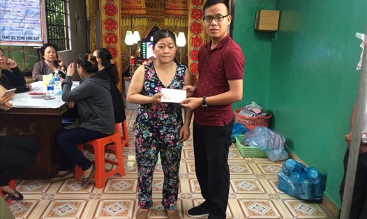 Bà Lâm Thị Nhung, mẹ "hiệp sĩ" Nguyễn Hoàng Nam, đại diện gia đình nhận số tiền hỗ trợ từ Quỹ Tấm Lòng Vàng Lao Động - Ảnh Hà Anh Chiến 