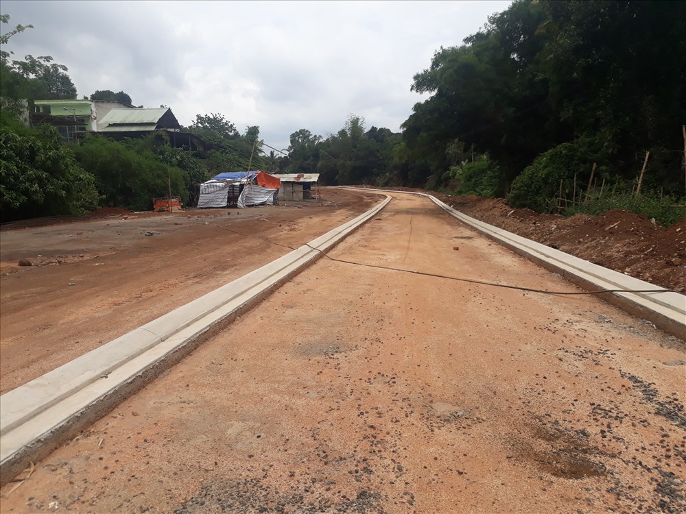 Một cá nhân công khai đổ một triệu mét khối đất, lấp suối để phân lô, bán nền trái phép. Ảnh Đình Văn.