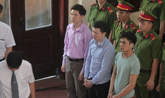 3 bị cáo tại phiên sơ thẩm xét xử vụ tai biến chạy thận tại Hoà Bình ngày 15.5. Ảnh: Anh Phú