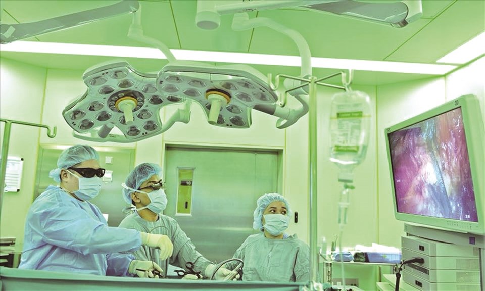 Các bác sĩ BV ĐHYD thực hiện phẫu thuật nội soi 3D u thận.