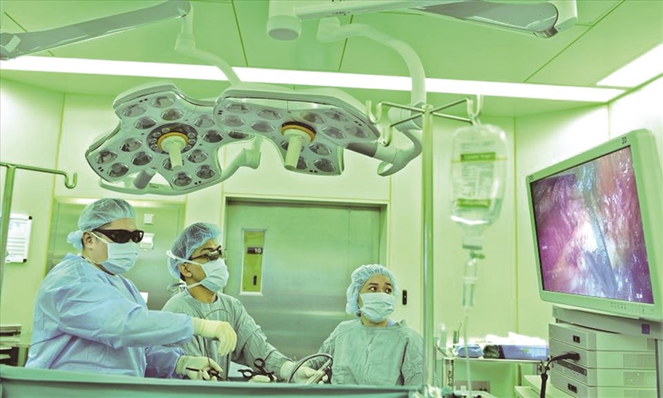 Các bác sĩ BV ĐHYD thực hiện phẫu thuật nội soi 3D u thận. Các bác sĩ BV ĐHYD thực hiện phẫu thuật nội soi 3D u thận.