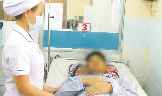 Một bệnh nhân bị bệnh phổi tắc nghẽn mạn tính đang điều trị tại bệnh viện.