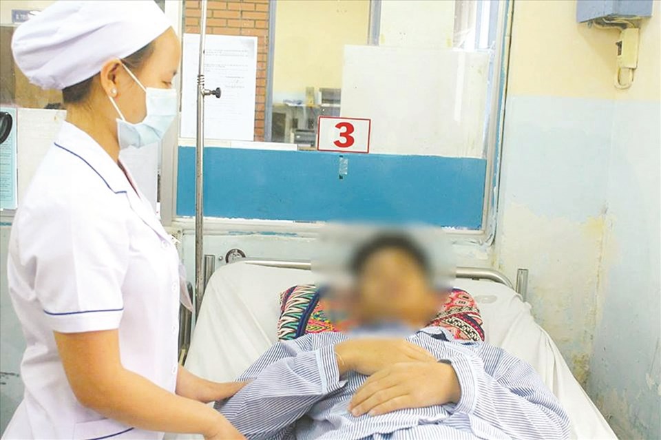 Một bệnh nhân bị bệnh phổi tắc nghẽn mạn tính đang điều trị tại bệnh viện.