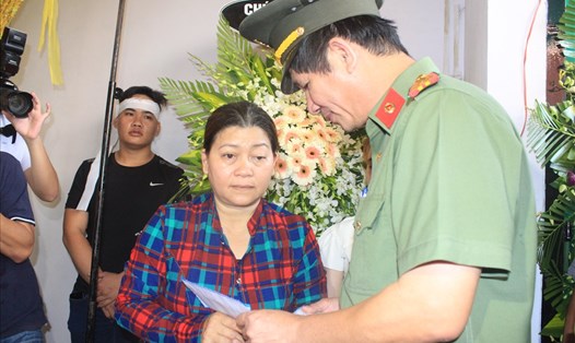Đại tá Huỳnh Tiến Mạnh - GĐ Công an tỉnh Đồng Nai thăm, tặng quà, động viên thăm hỏi thân nhân hiệp sĩ Nguyễn Hoàng Nam
