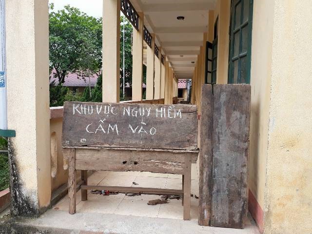 Sợ sập, nhà trường phải đặt biển "cấm". Ảnh: HT