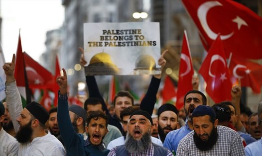 Người dân biểu tình tại thủ đô Istanbul, Thổ Nhĩ Kỳ phản đối hành động dời Đại sứ quán của Mỹ từ Tel Aviv tới Jerusalem ngày 14.5.2018. Ảnh: AP