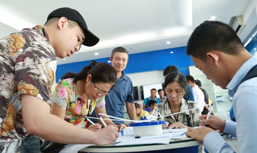 Thuê bao di động đến trung tâm chăm sóc khách hàng của Vinaphone trên đường Nguyễn Chí Thanh cập nhật thông tin thuê bao theo Nghị định 49. Ảnh: HẢI NGUYỄN