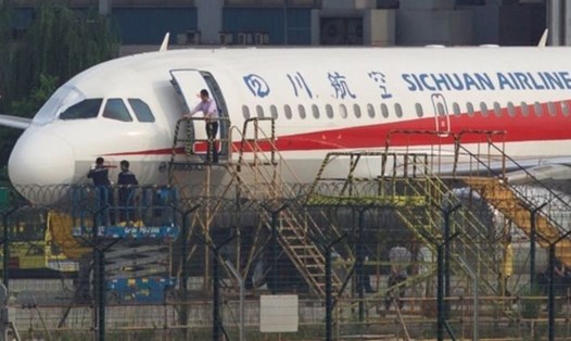 Chiếc máy bay gặp sự cố của hãng hàng không Tứ Xuyên. Ảnh: Reuters