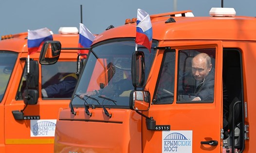 Ông Putin đích thân cầm lái chiếc xe tải Kamaz  khánh thành cây cầu nối liền bán đảo Crưm với lục địa Nga. Ảnh: Reuters.