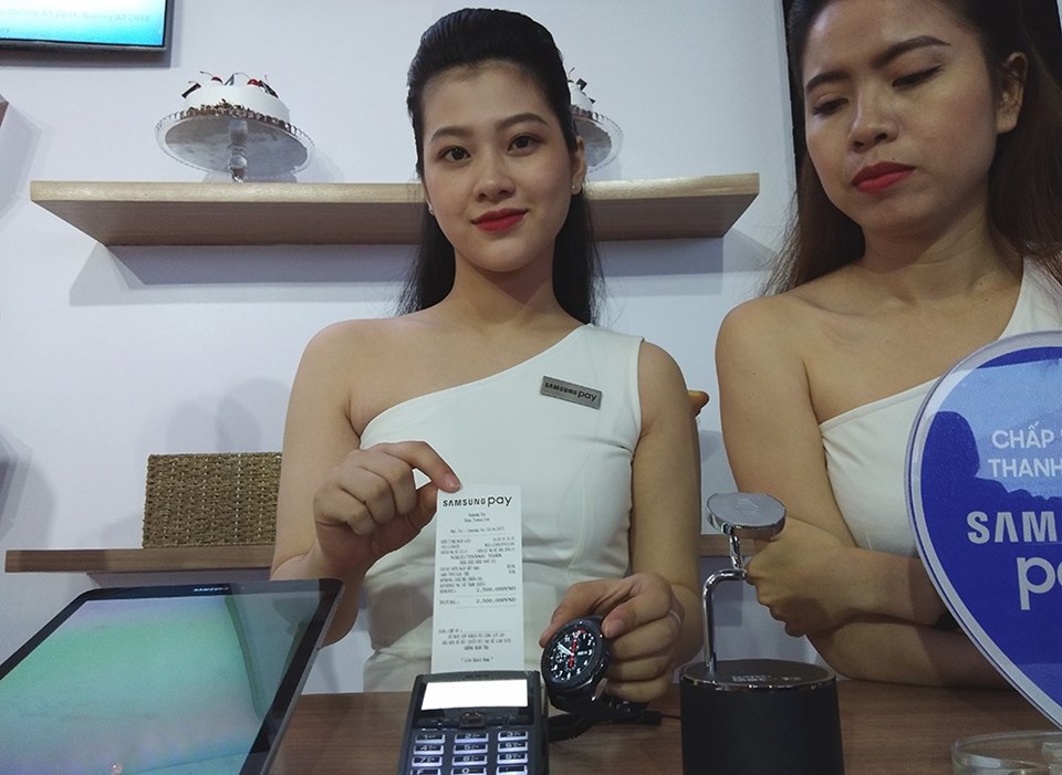 Thêm tiện ích thanh toán qua đồng hồ thông minh Gear S3 cho Samsung Pay (ảnh: PK). Thêm tiện ích thanh toán qua đồng hồ thông minh Gear S3 cho Samsung Pay (ảnh: PK).