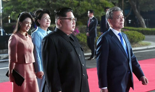 Nhà lãnh đạo Kim Jong-un cùng phu nhân và Tổng thống Hàn Quốc Moon Jae-in cùng phu nhân. Ảnh: Reuters
