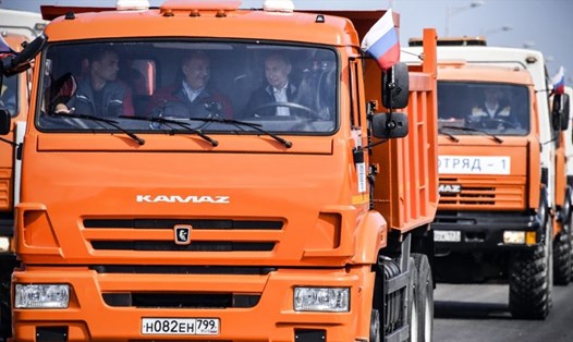 Tổng thống Vladimir Putin lái xe Kamaz trong lễ hợp long cầu Crưm. Ảnh: AP