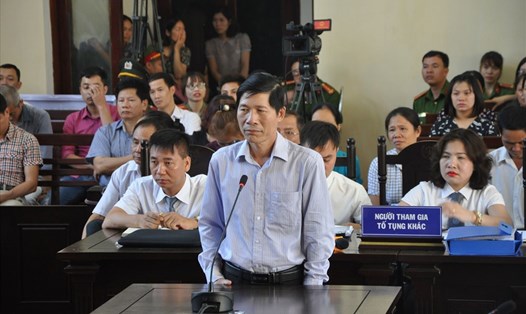 Ông Hoàng Đình Khiếu, nguyên Phó Giám đốc BV đa khoa tỉnh Hoà Bình trả lời trước tòa ngày 16.5