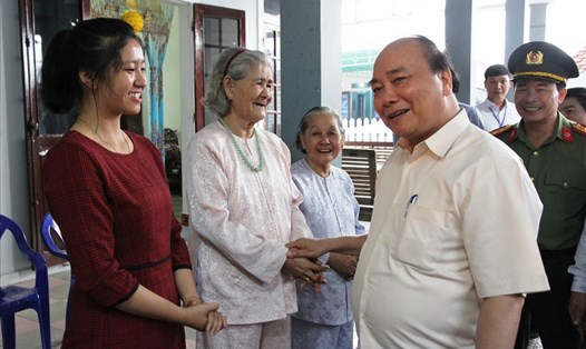 Thủ tướng Nguyễn Xuân Phúc hỏi thăm người dân Phú Vang sau sự cố môi trường biển. Ảnh: NĐT