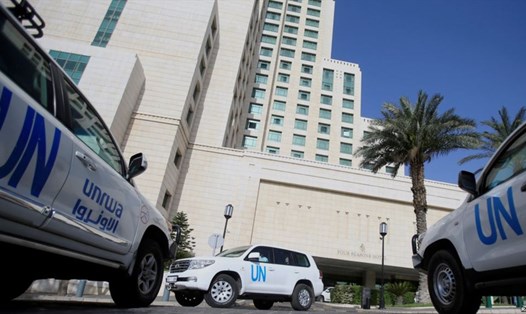 Xe chở các thanh sát viên OPCW bên ngoài trụ sở Liên Hợp Quốc ở Damascus, Syria hồi tháng 4. Ảnh: Reuters. 