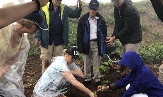 Ông Dave Hansen (đội mũ) cùng mọi người trồng cây sao xanh ở sân bay Tà Cơn đợt 3, 3.2018.