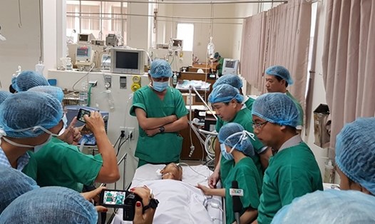 Một trong 3 nạn nhân vụ 5 "hiệp sĩ đường phố" bị đâm thương vong đang điều trị tại bệnh viện (ảnh chụp ngày 14.5). Ảnh Kim Đồng.