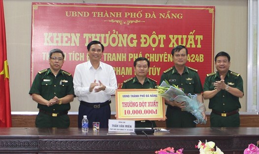UBND TP. Đà Nẵng đã thưởng nóng cho Phòng phòng chống ma túy và tội phạm- Bộ chỉ huy Bộ đội biên phòng TP 10 triệu đồng . Ảnh: N.T