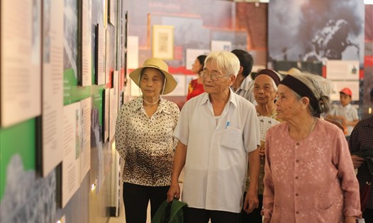Du khách tham quan tại Bảo tàng Hồ Chí Minh. Ảnh Trần Vương