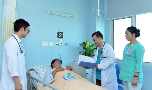 Bác sĩ tận tình thăm khám cho bệnh nhân tại BV Đại học Y Dược TPHCM (Ảnh: LĐ)