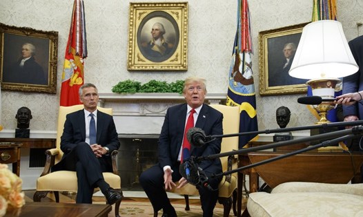 Ông Donald Trump và Tổng thư ký NATO Jens Stoltenberg tại Nhà Trắng hôm 17.5. Ảnh: AP. 
