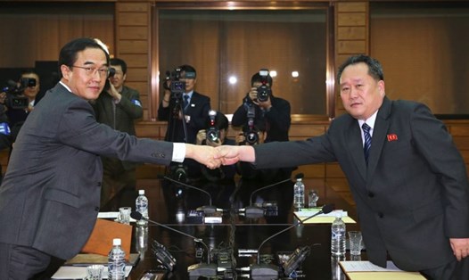 Nhà thương thuyết Hàn Quốc Cho Myoung-gyun (trái) và của Triều Tiên Ri Son-gwon (phải). Ảnh: AFP