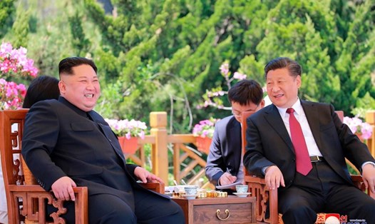 Nhà lãnh đạo Kim Jong-un và Chủ tịch Tập Cận Bình ở Đại Liên ngày 8.5.2018. Đây là lần thăm Trung Quốc thứ hai của ông Kim Jong-un. Ảnh: AP