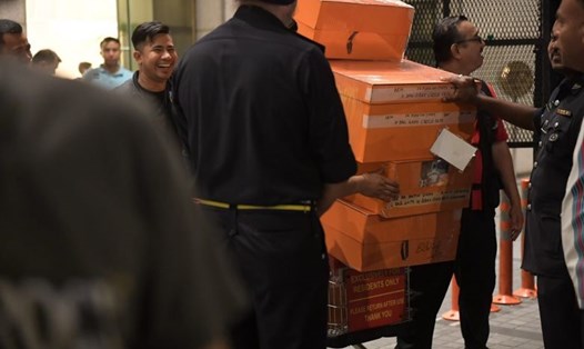 Cảnh sát chở các hộp đựng túi hàng hiệu từ căn hộ có liên quan tới cựu Thủ tướng Malaysia. Ảnh: ST.
