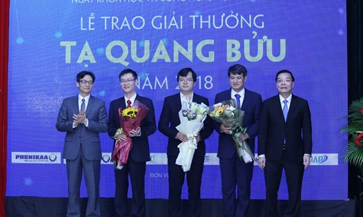  Phó Thủ tướng Vũ Đức Đam và Bộ trưởng Chu Ngọc Anh tặng hoa và chụp ảnh lưu niệm với các nhà khoa học đạt giải. Ảnh: PV