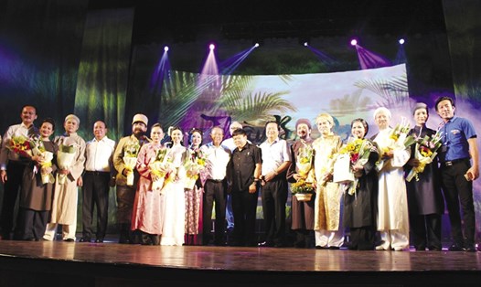 Phó Thủ tướng Trương Hòa Bình (thứ 9 từ trái qua) chúc mừng các nghệ sĩ trong đêm công diễn vở "Thầy Ba Đợi".